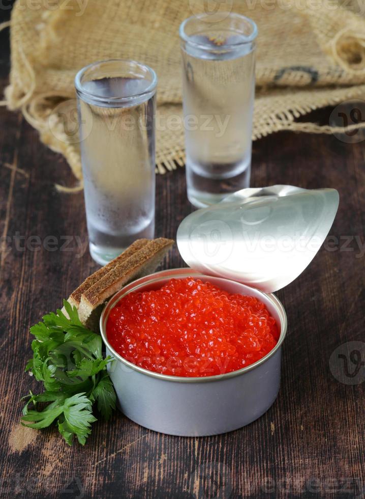 caviar avec pain de seigle et vodka deux coups photo