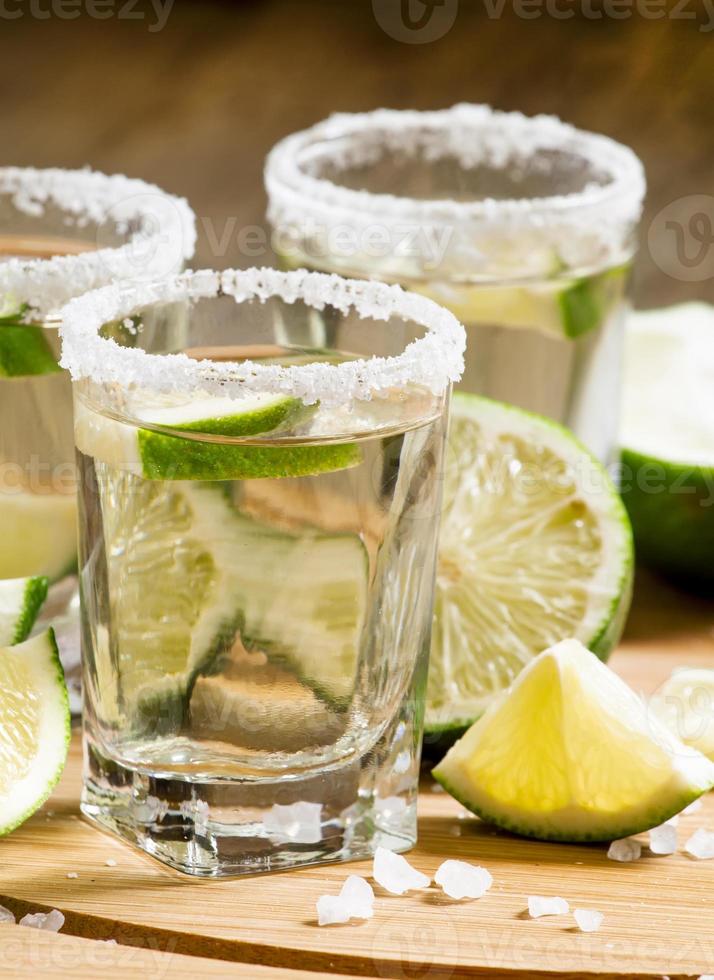 tequila mexicaine en argent avec citron vert et sel photo