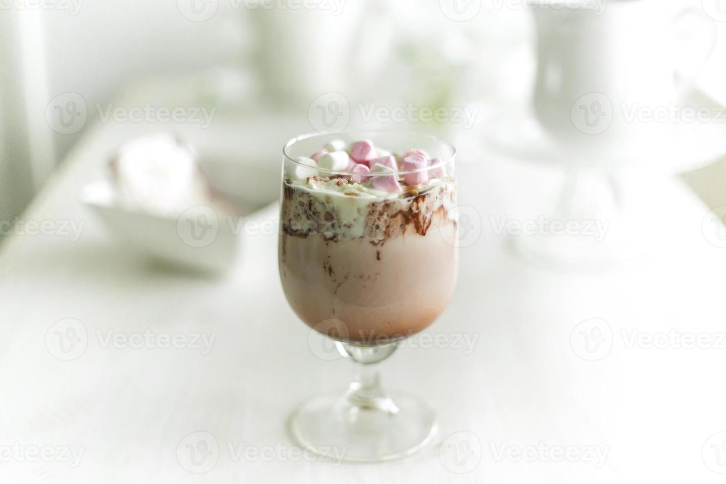 milkshake au chocolat avec mini guimauves photo