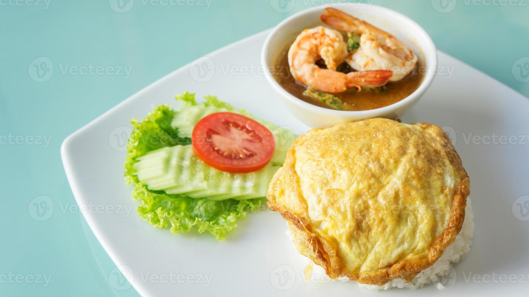 omelette thaï et crevettes soupe curry épicée avec omelette aux légumes (légume thaï) photo