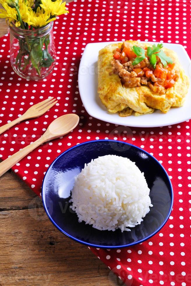 riz, omelette farcie et tom kha kai, poulet à la noix de coco photo