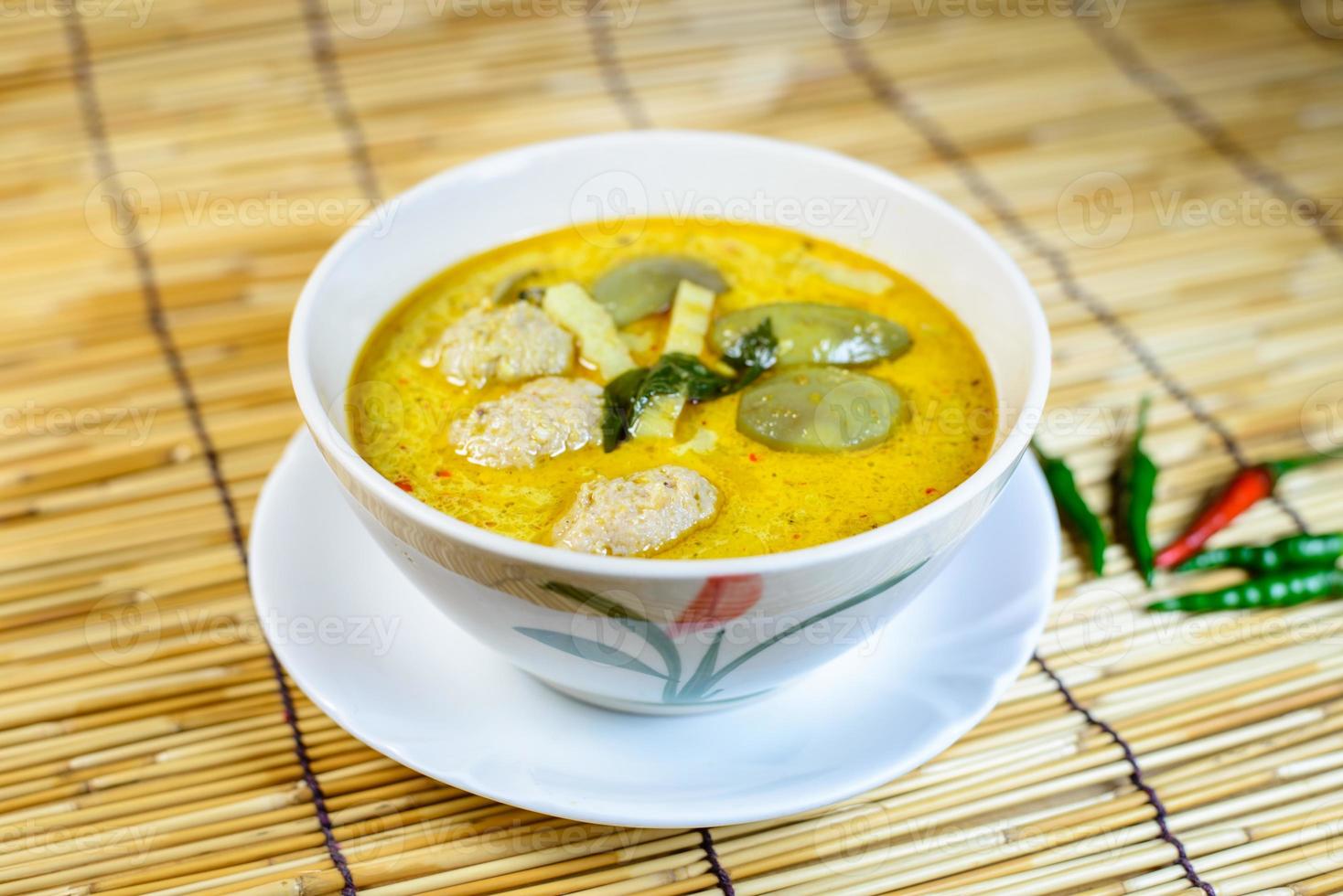 curry de boule de porc vert, cuisine thaïlandaise photo