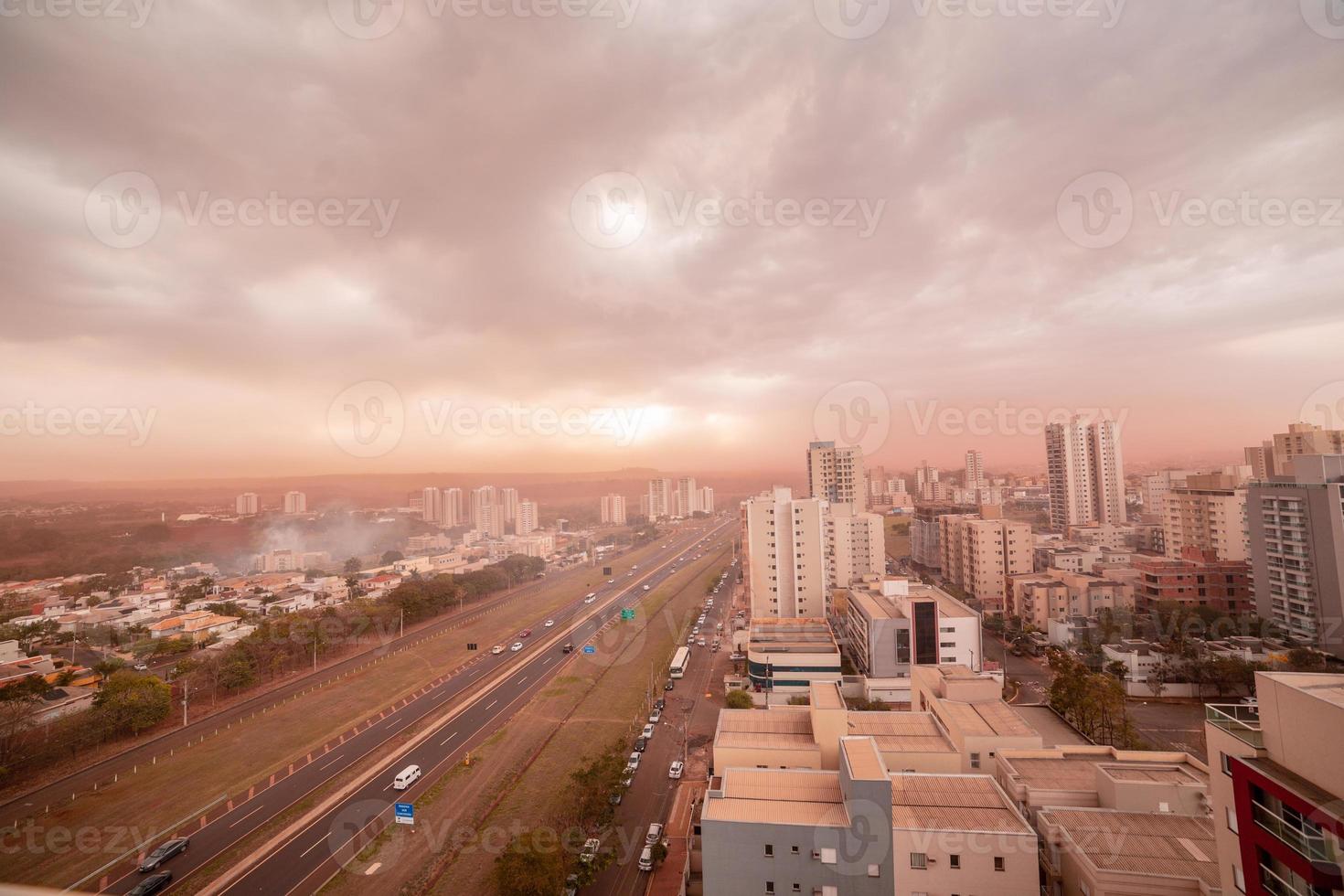 coucher de soleil sur une ville photo