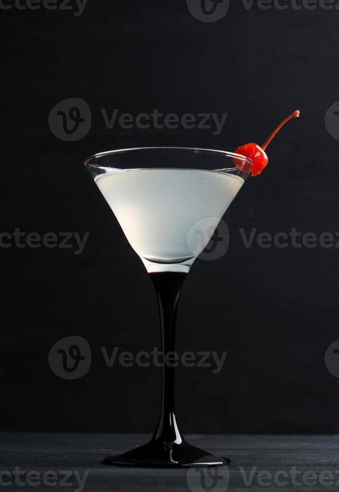 cocktail dans un verre à martini photo