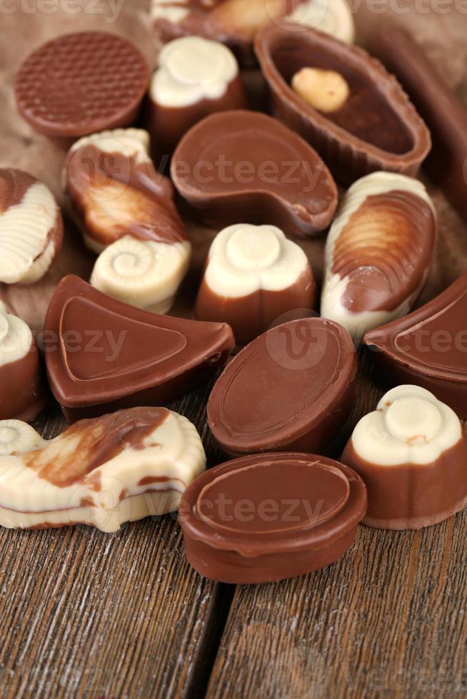 Différents types de chocolats sur close-up de table en bois photo