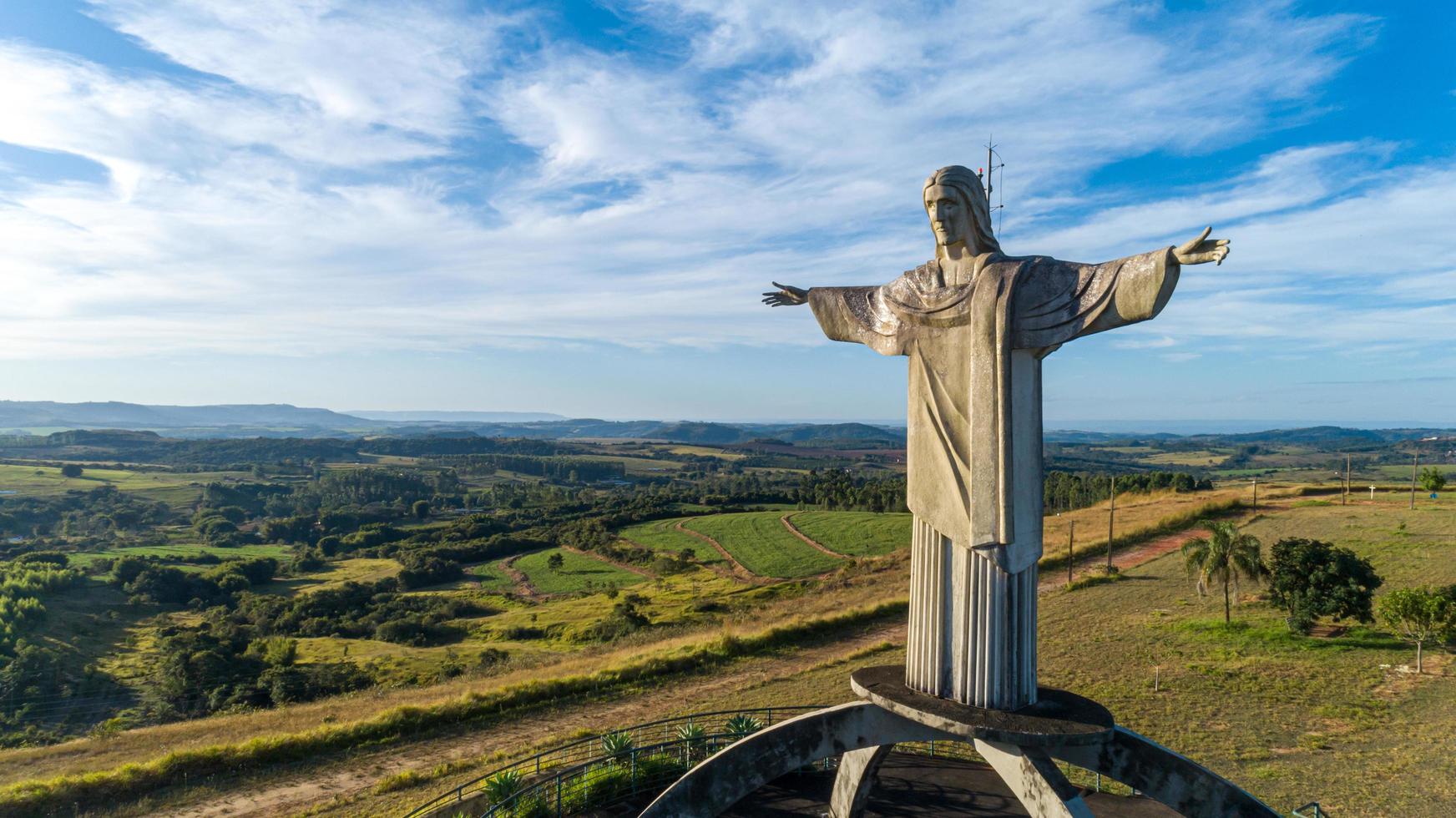 brésil, mai 2019 - réplique de la statue du christ rédempteur photo
