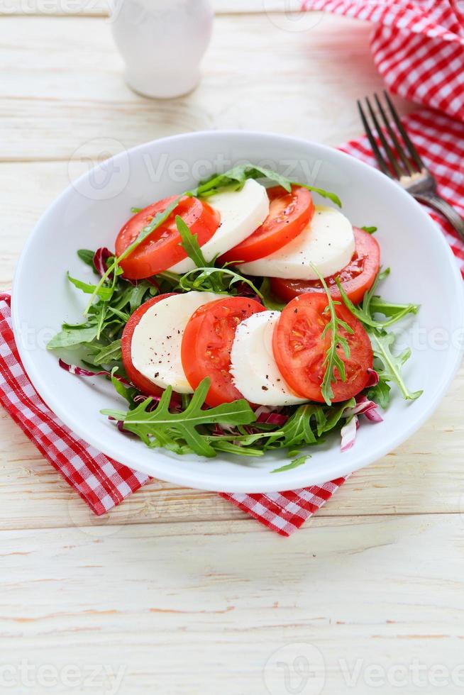 salade de tomates fraîches avec mozzarell photo