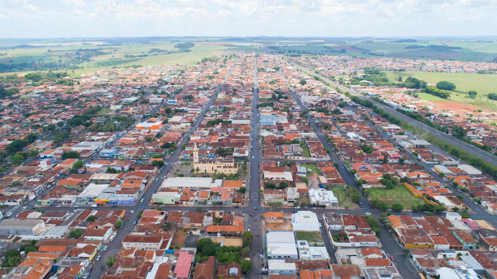 image aérienne de la ville de brodowski, église mère. Brésil. photo