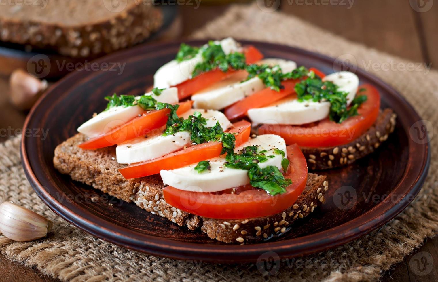 sandwiches diététiques utiles avec mozzarella, tomates et pain de seigle photo