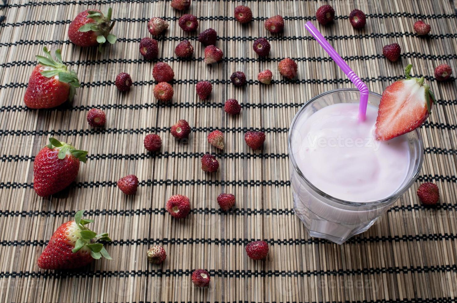 Milk-shake aux fraises avec des fraises sur fond photo