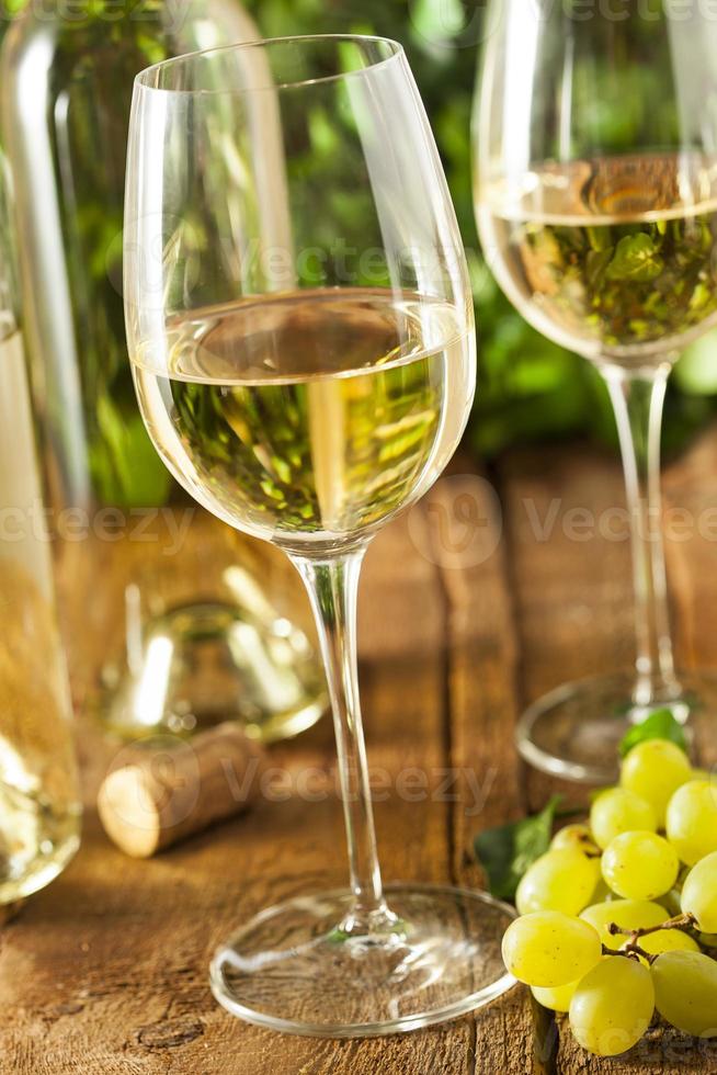 rafraîchir le vin blanc dans un verre photo
