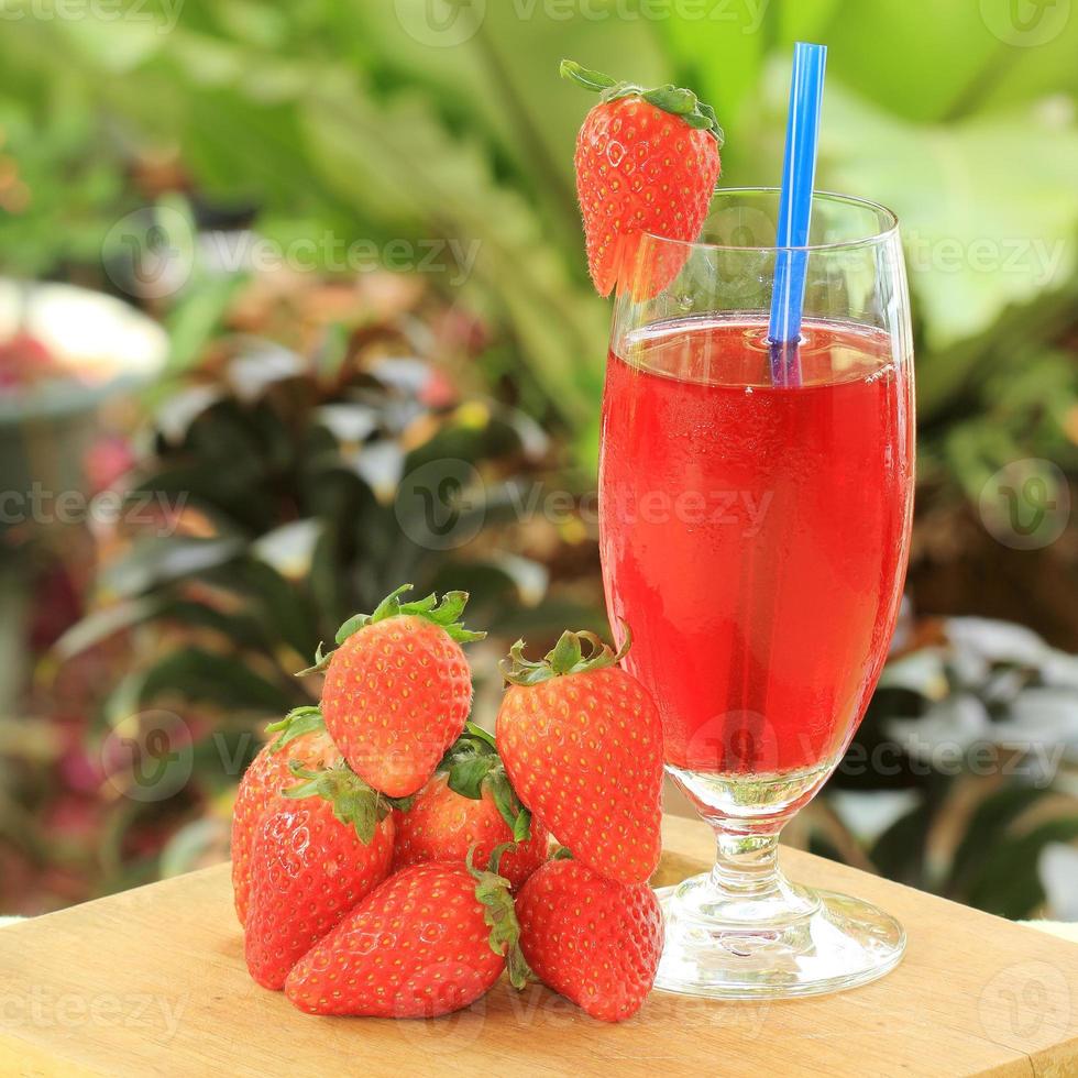 jus de fraise frais photo
