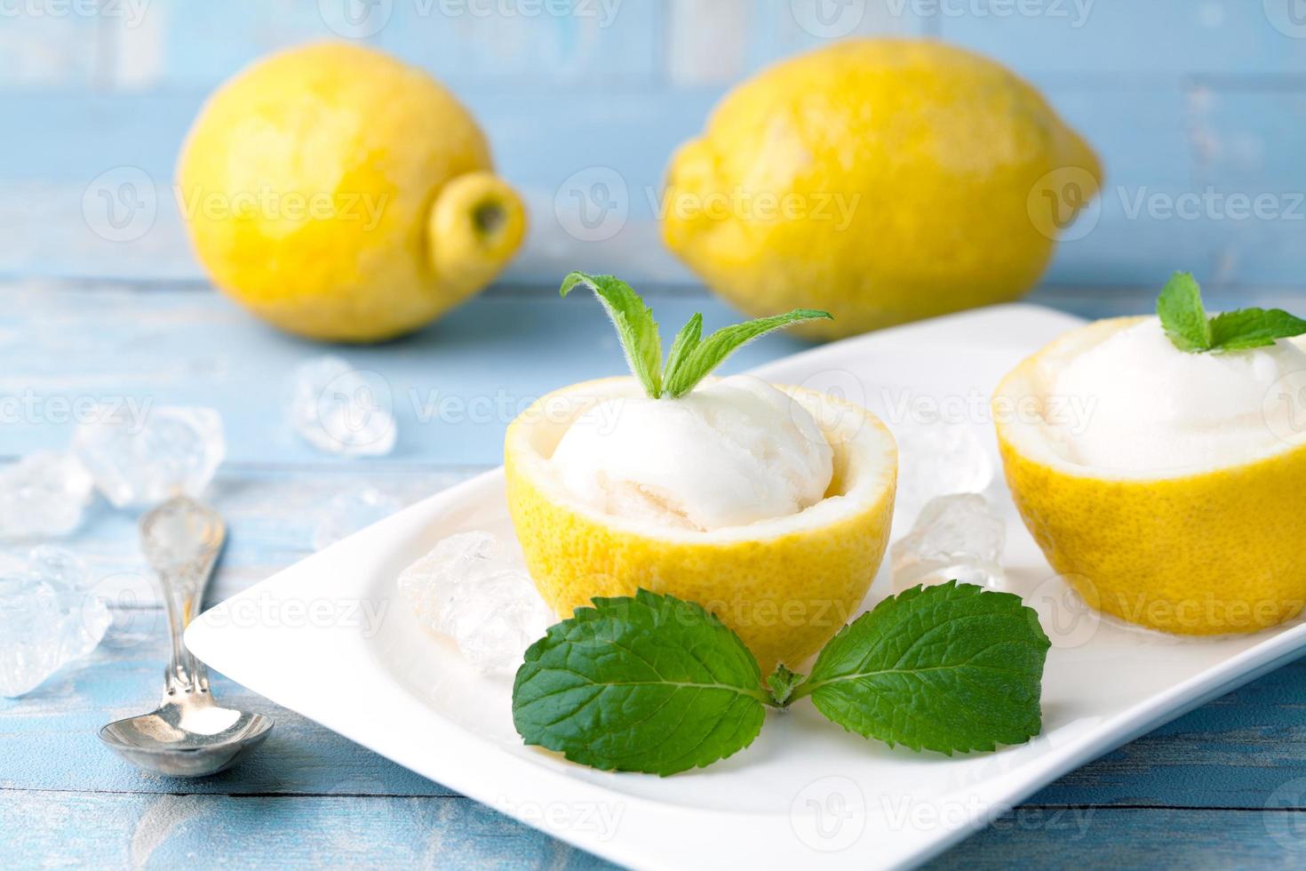 glace sorbet citron aux citrons photo