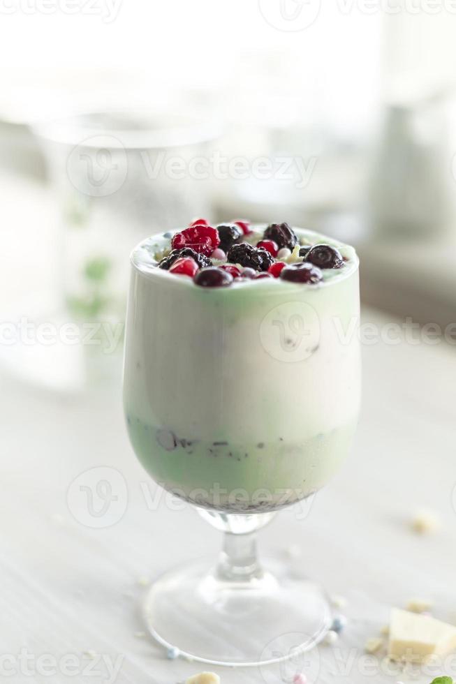 baies fruits et pistache ingrédient naturel milkshake photo
