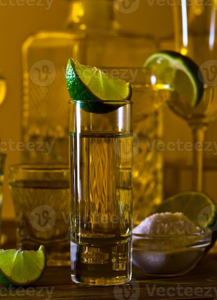 tequila or et citron vert photo