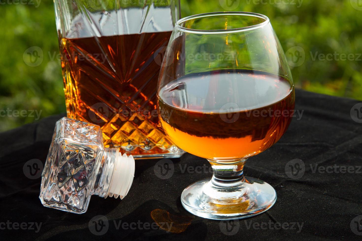 carafe avec un verre de cognac photo