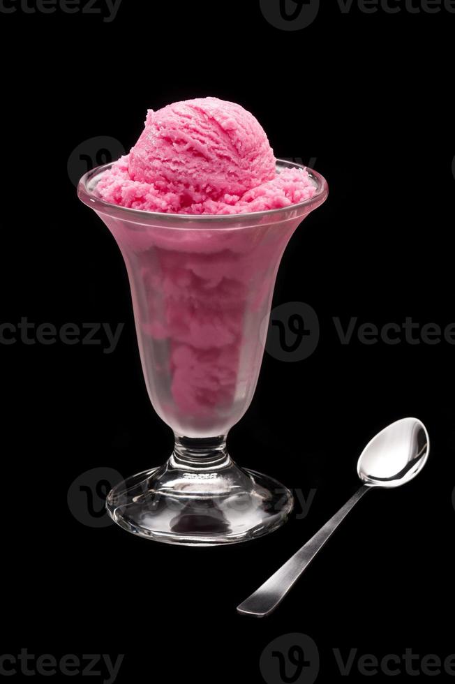 dessert aux fraises et crème glacée photo