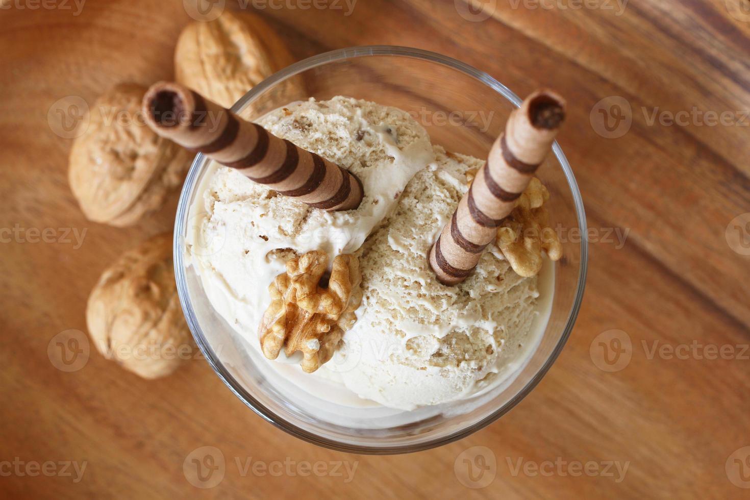 dessert à la crème glacée aux noix avec des gaufrettes au chocolat photo
