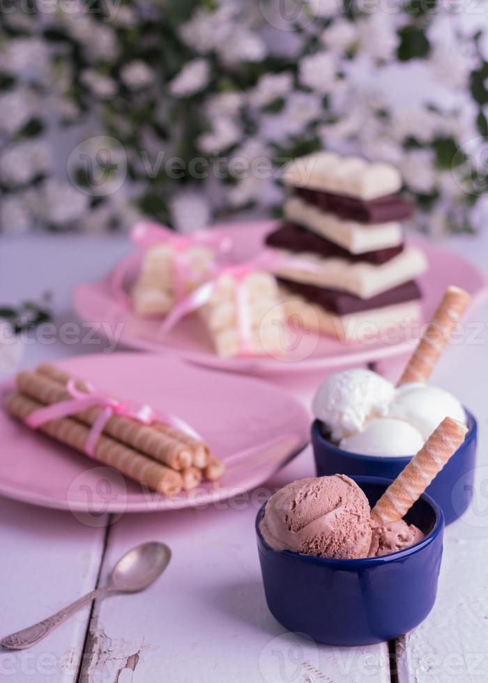boules de crème glacée au chocolat et à la vanille avec des galettes. photo