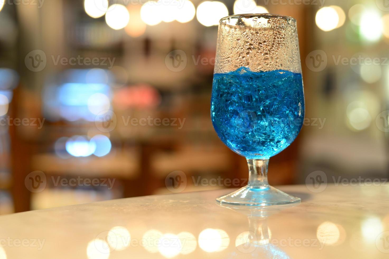 Cocktail bleu avec arrière-plan flou photo