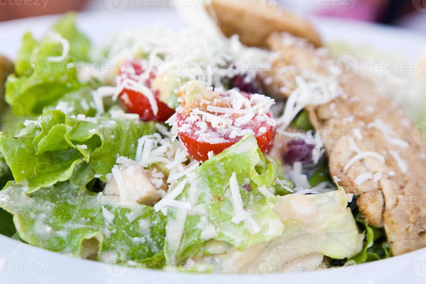 salade saine avec poulet et légumes dans un bol photo
