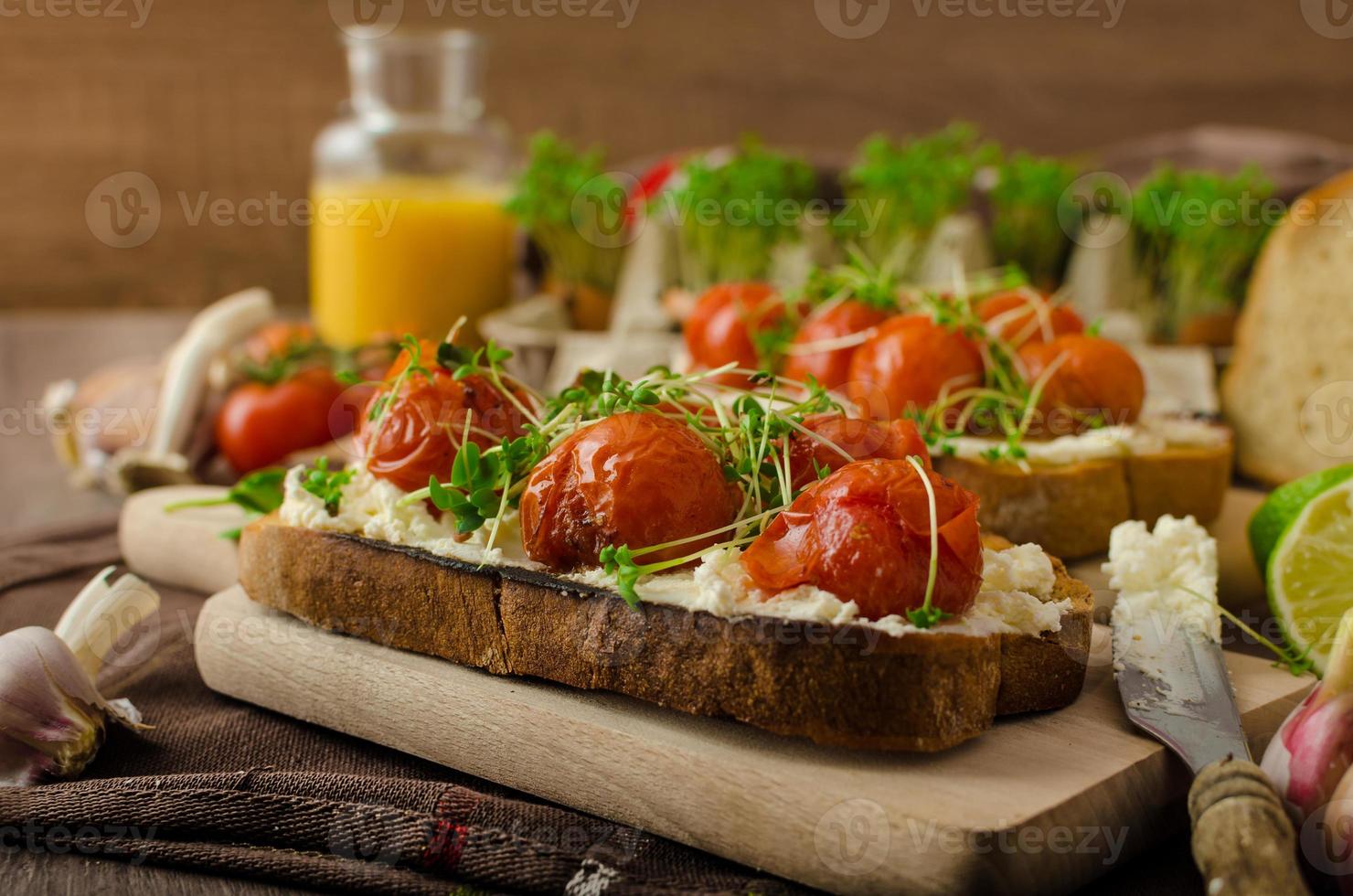sauce tomate cerise rôtie et ricotta sur toast photo