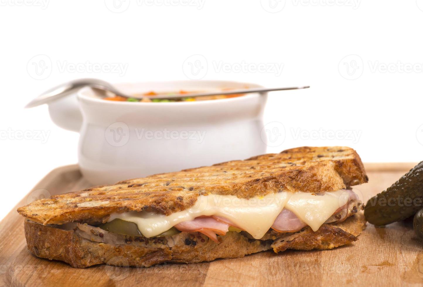 délicieux panini au jambon, au porc et au fromage suisse avec soupe aux légumes photo