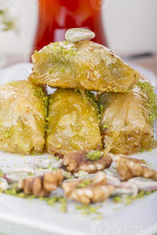 dessert arabe turc traditionnel - baklava au miel et aux noix photo