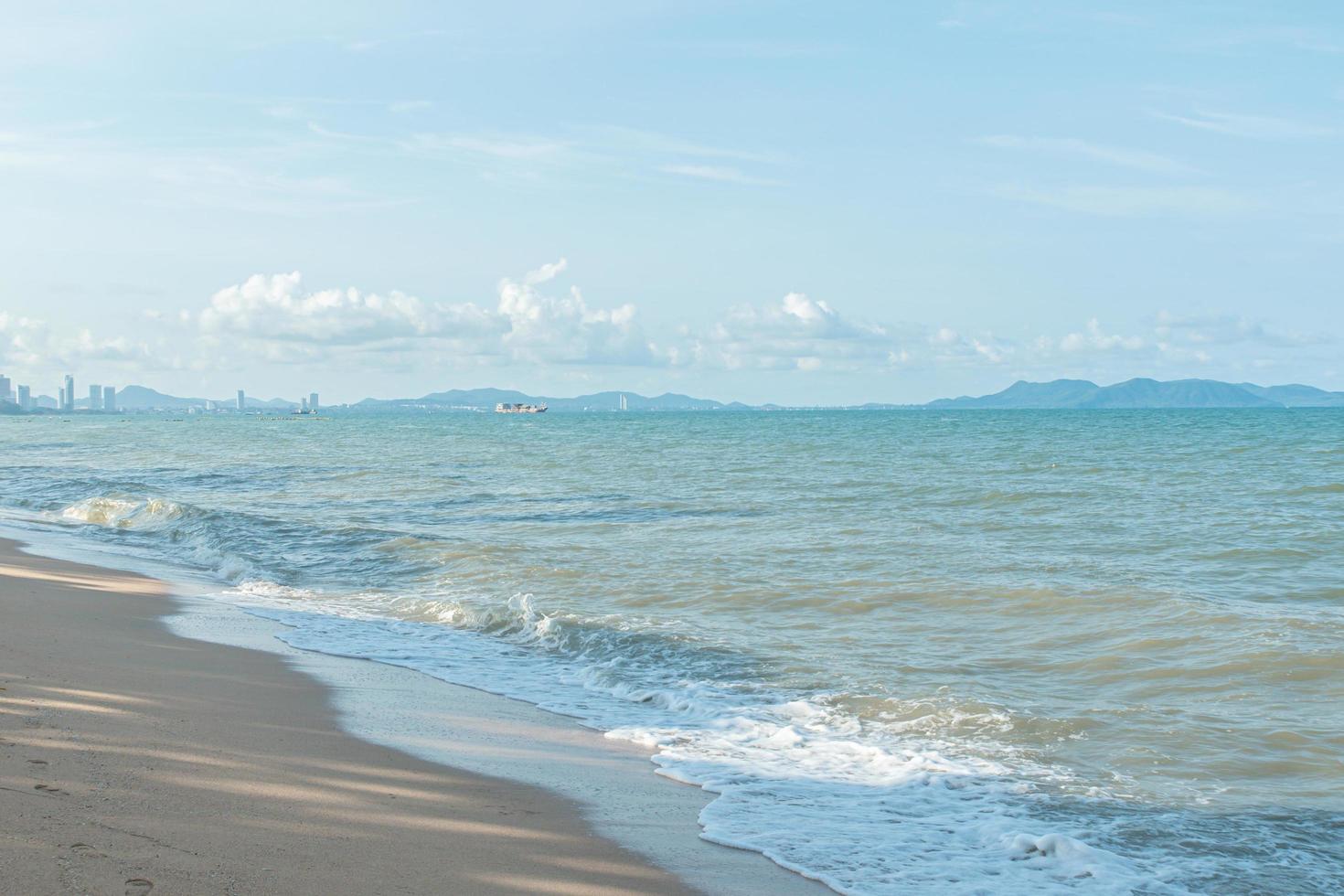 la plage de pattaya, la thaïlande accueille les touristes. photo
