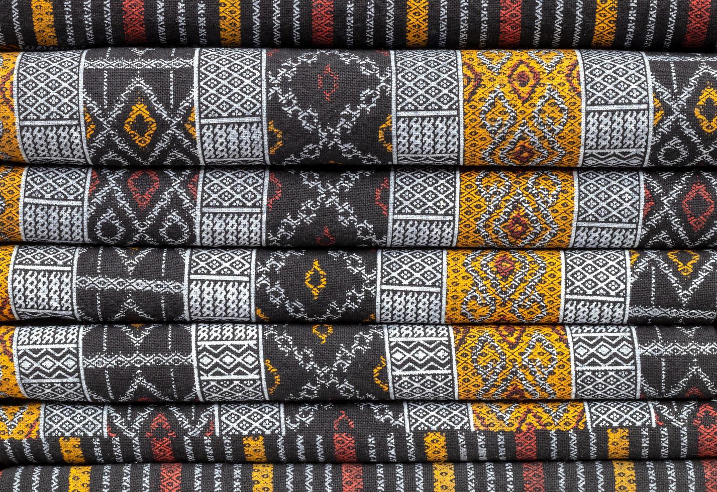 tissu à motifs thaïlandais plié ensemble. photo