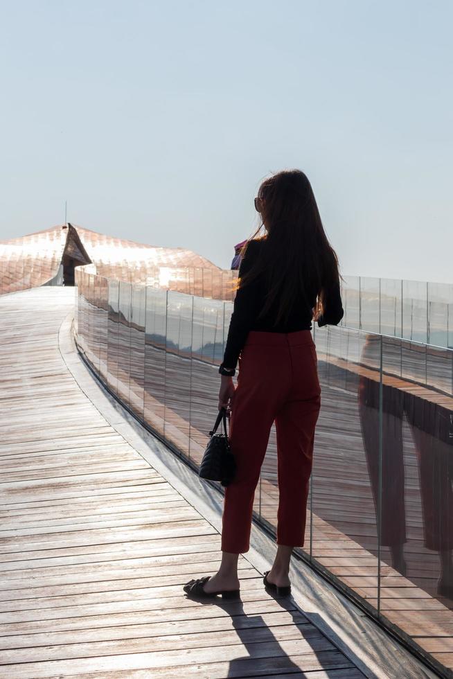 derrière les femmes debout le jour sur le pont. photo