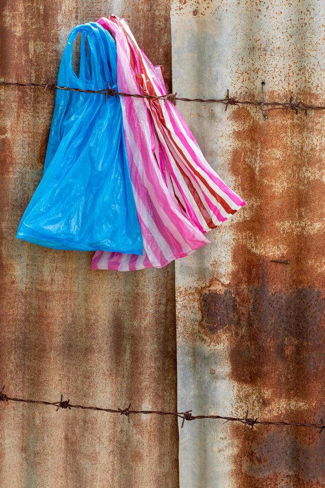 de nombreux sacs en plastique avec du fil de fer barbelé galvanisé. photo