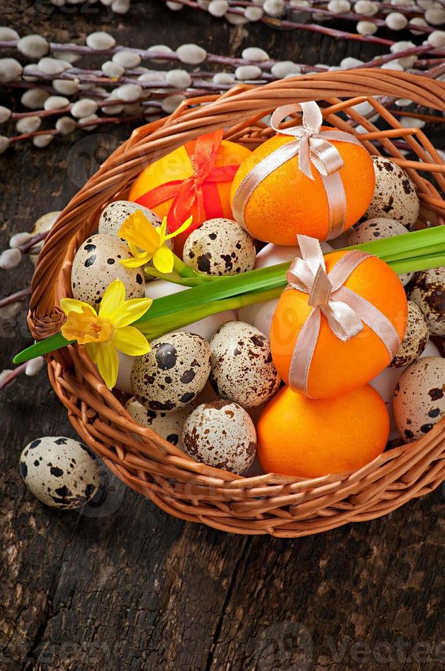 Oeufs de Pâques colorés sur fond de bois ancien photo