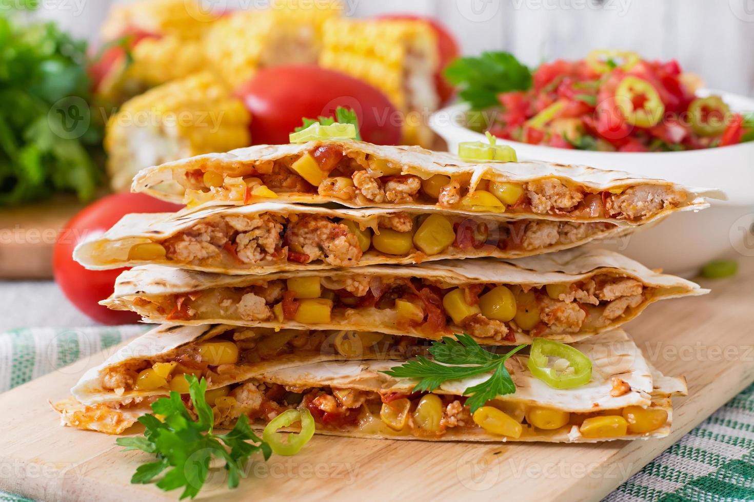 Wrap mexicain à la quesadilla avec poulet, maïs et poivron et salsa photo