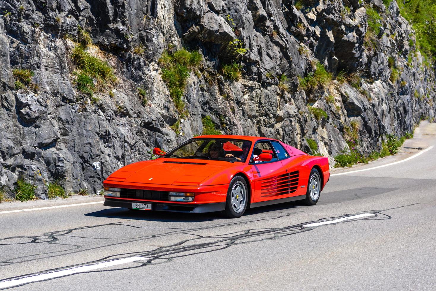 berne, suisse - mai 2017 ferrari testarossa 1984 près du lac photo