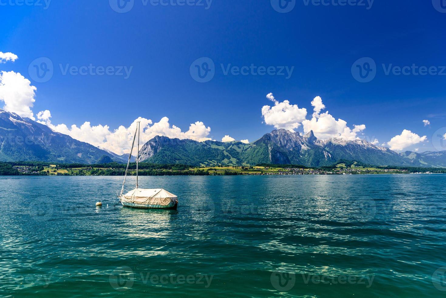 Voiliers dans le lac de Thoune, Thunersee, Berne, Suisse photo