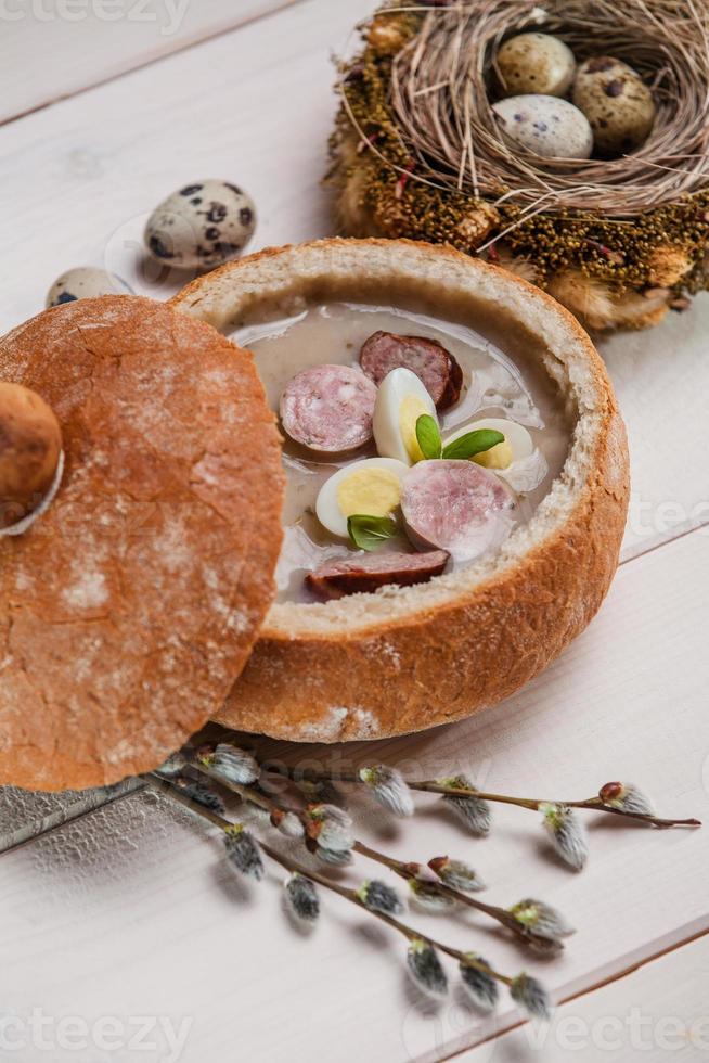 soupe de pâques polonaise avec oeuf et saucisse photo