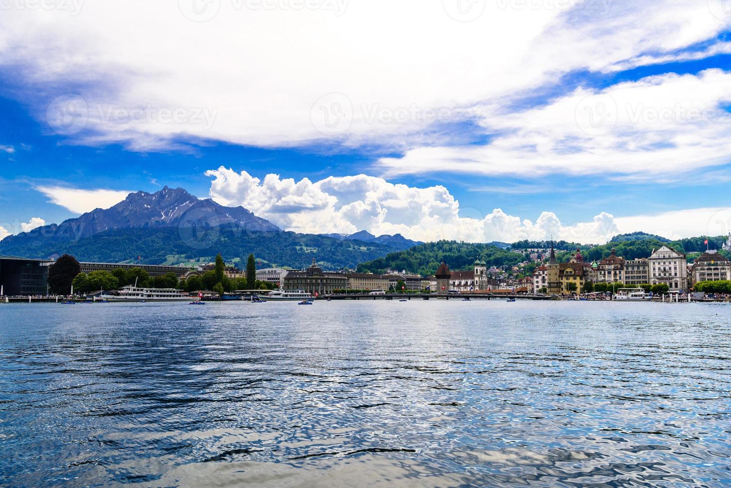 Clair transparent azur lac Lucerne, Lucerne, Suisse photo