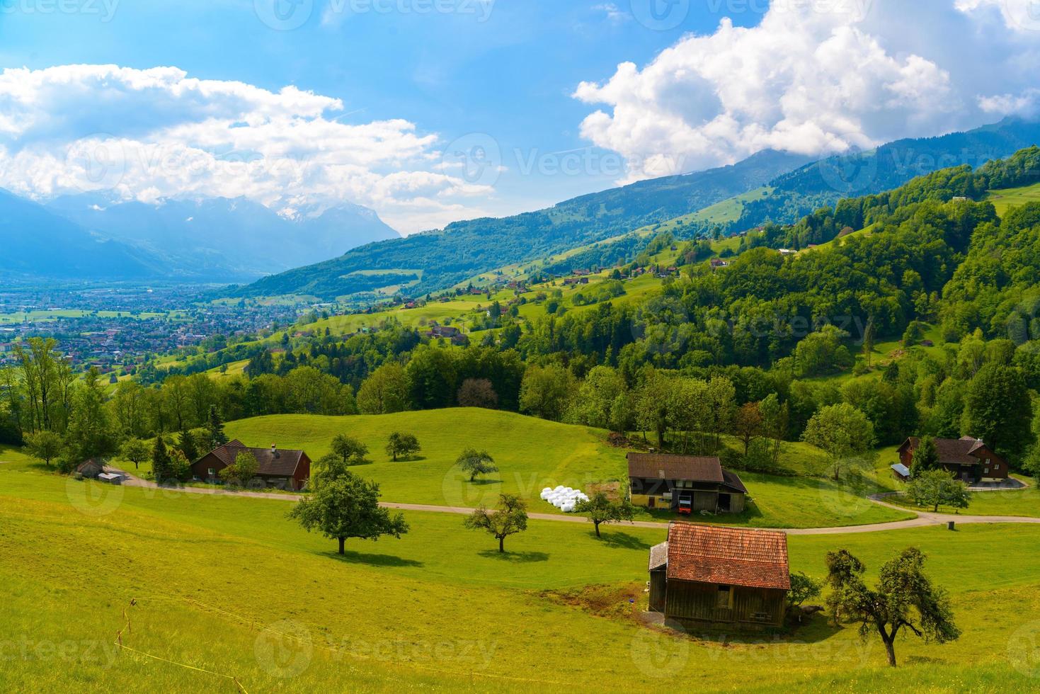 maisons de campagne en bois sur des champs verdoyants, attrape, werdenberg, st. Géorgie photo