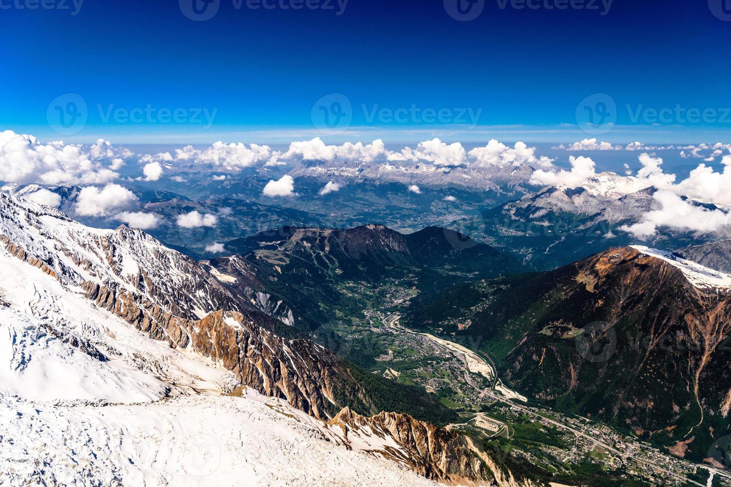 vallée avec villages entre montagnes enneigées chamonix, mont blanc, haute-savoie, alpes, france photo