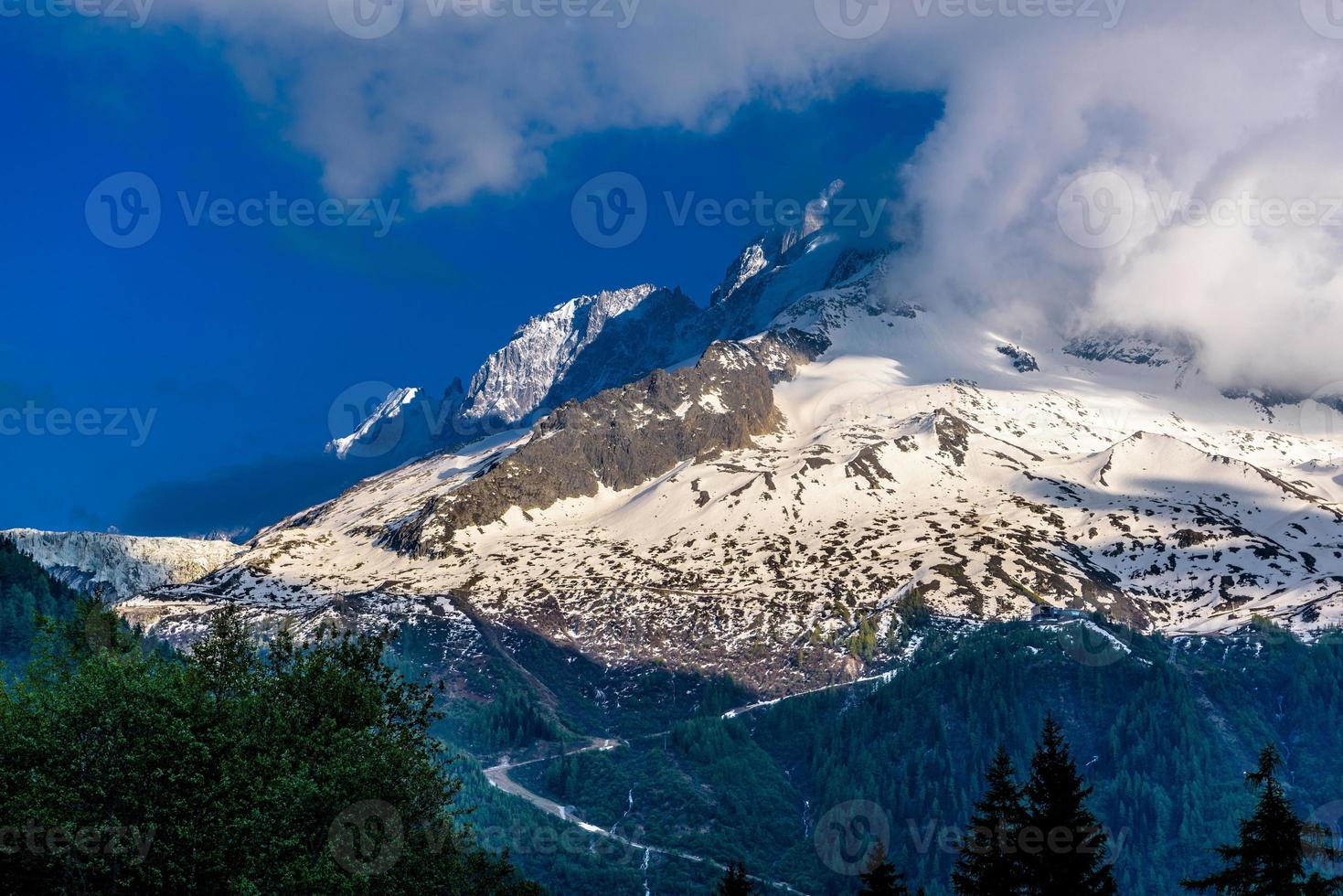 alpage montagne couverte de neige, chamonix mont blanc, haute-savoi photo