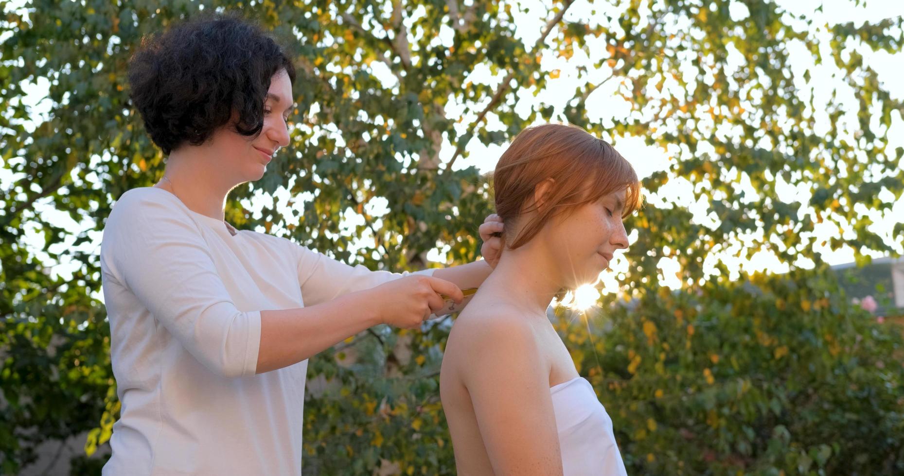 femme faire un massage chinois traditionnel à l'extérieur dans le jardin d'été photo