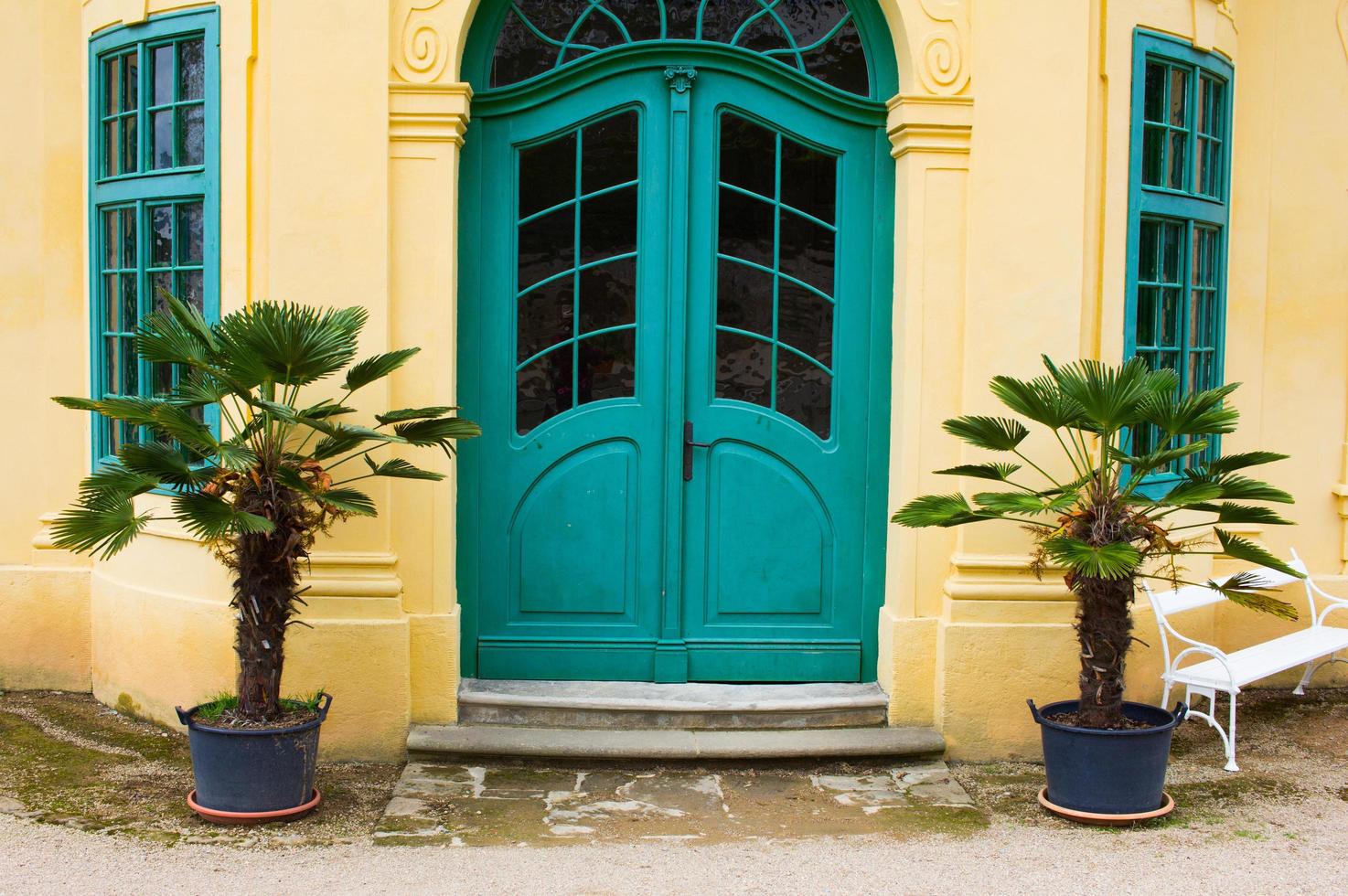 facede de vieille maison européenne aux couleurs jaune et turquoise photo