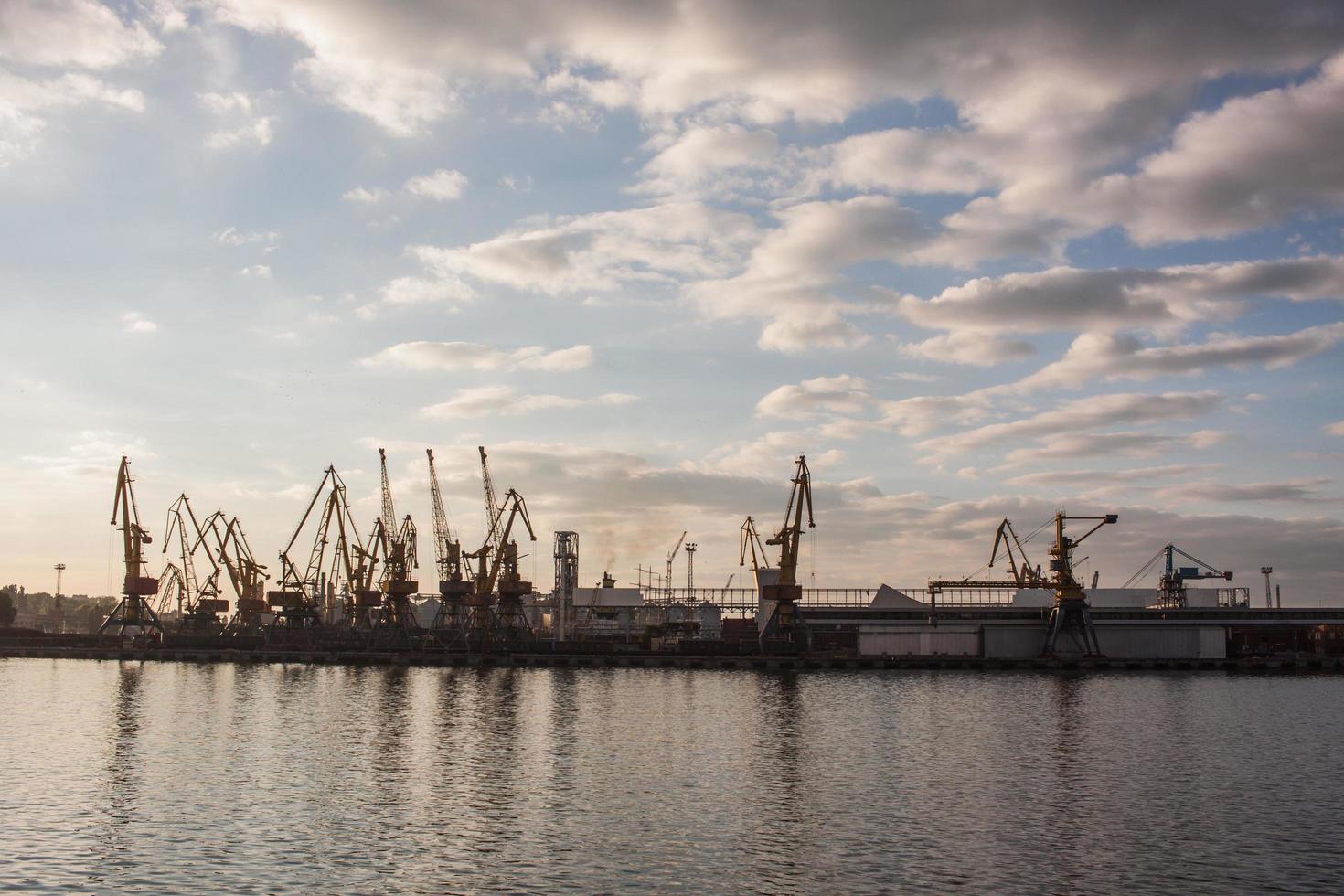 grand terminal de fret dans le port maritime photo