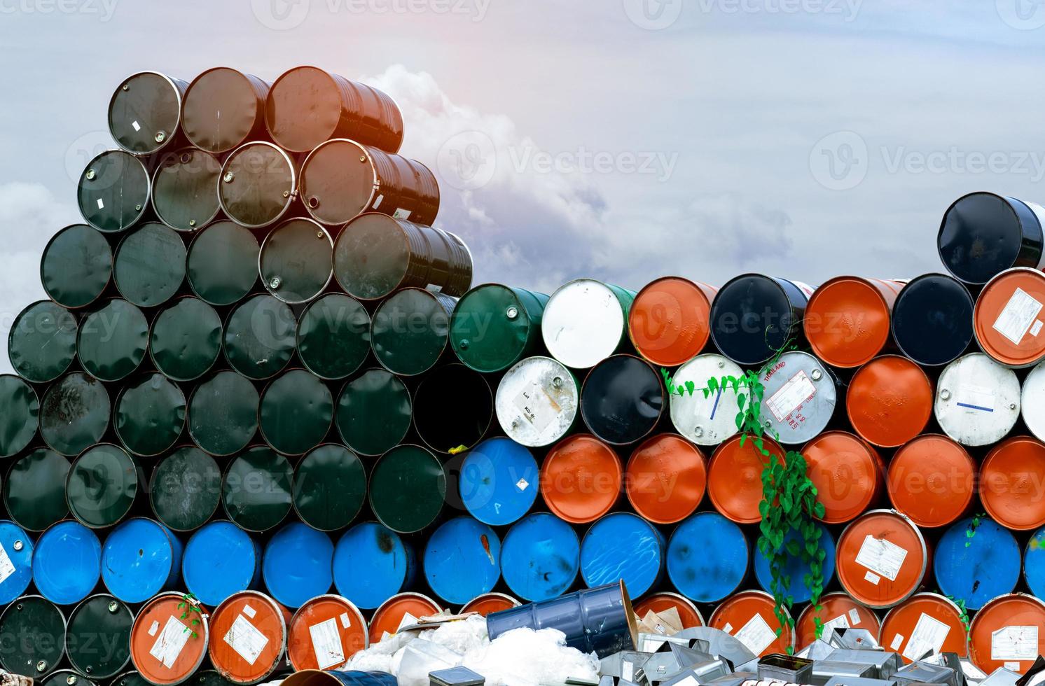 vieux barils chimiques. baril de pétrole bleu, orange et noir. réservoir d'huile en acier. entrepôt de déchets toxiques. baril de produits chimiques dangereux. déchets industriels dans un fût métallique. stockage des déchets dangereux en usine. pile de baril. photo