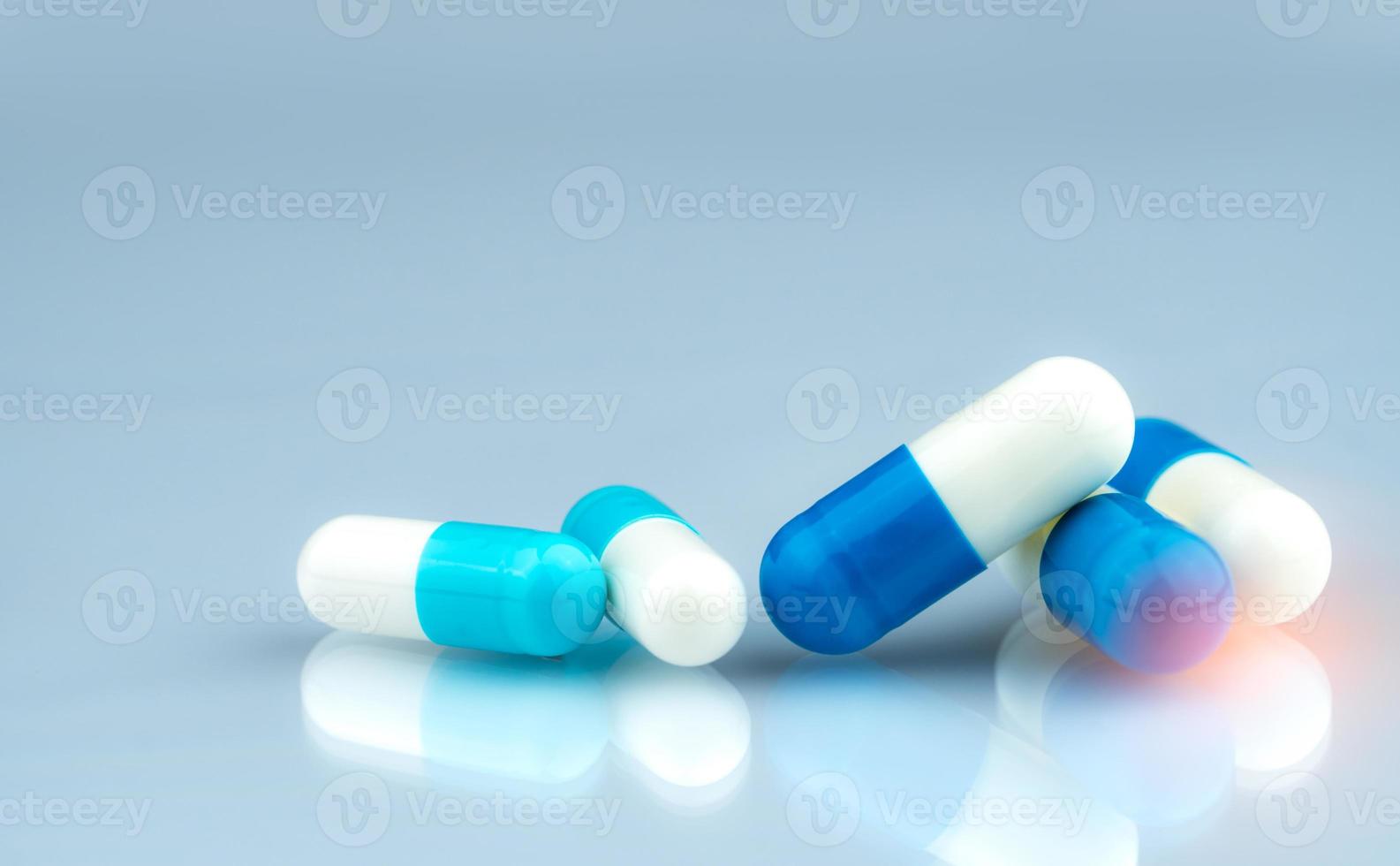 Comprimé de capsules bleu et blanc isolé sur fond blanc avec ombre. concept de soins de santé mondial. la résistance aux antibiotiques. capsules de pilules antimicrobiennes. industrie pharmaceutique. produits pharmaceutiques. photo