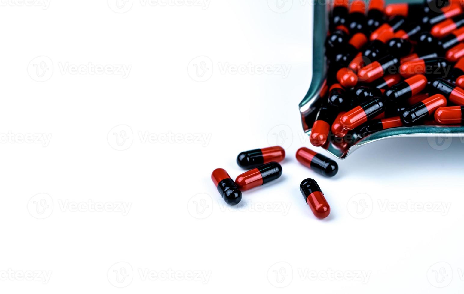 pilules de capsule orange-noir sur le plateau de drogue. la résistance aux antibiotiques. consommation de drogue raisonnable. gélules antimicrobiennes. industrie pharmaceutique. médecine de traitement des infections à l'hôpital. photo