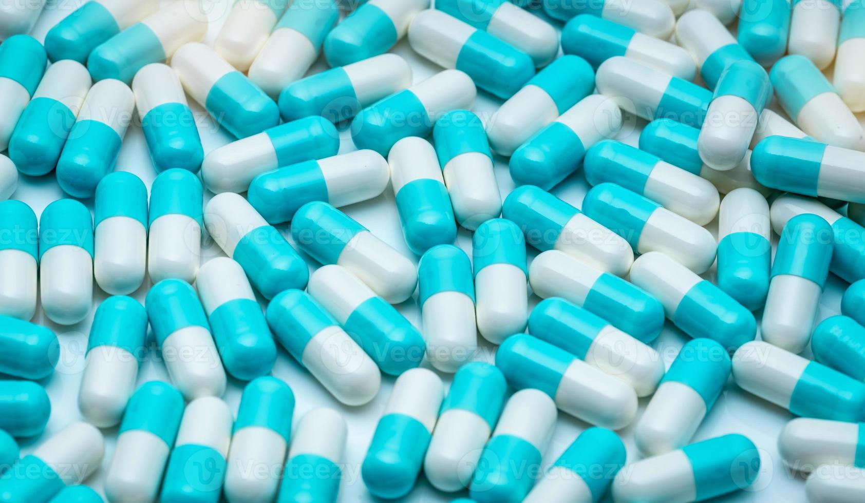 cadre complet de pilules de capsules antibiotiques. fond de texture de pilules de capsule antibiotique bleu-blanc. industrie pharmaceutique. toile de fond de la santé et de la médecine. résistance aux antibiotiques et superbactérie. photo