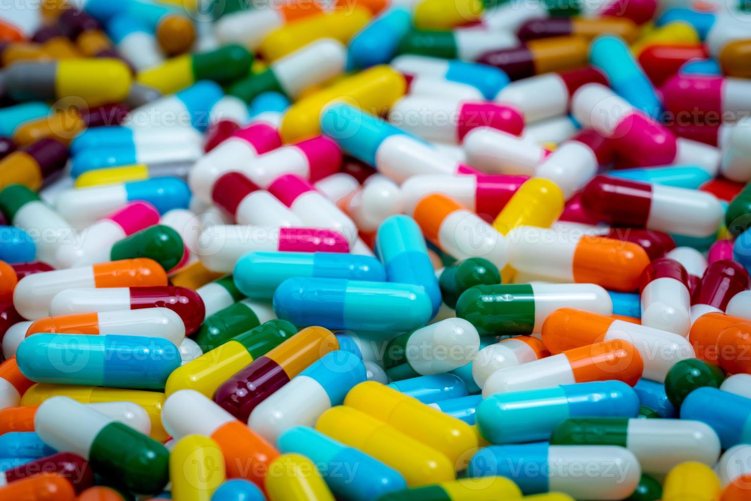 mise au point sélective sur les pilules de capsules antibiotiques multicolores. concept de résistance aux antibiotiques. tas de pilules capsules colorées. industrie pharmaceutique. médicament antimicrobien pour le traitement de l'infection. photo