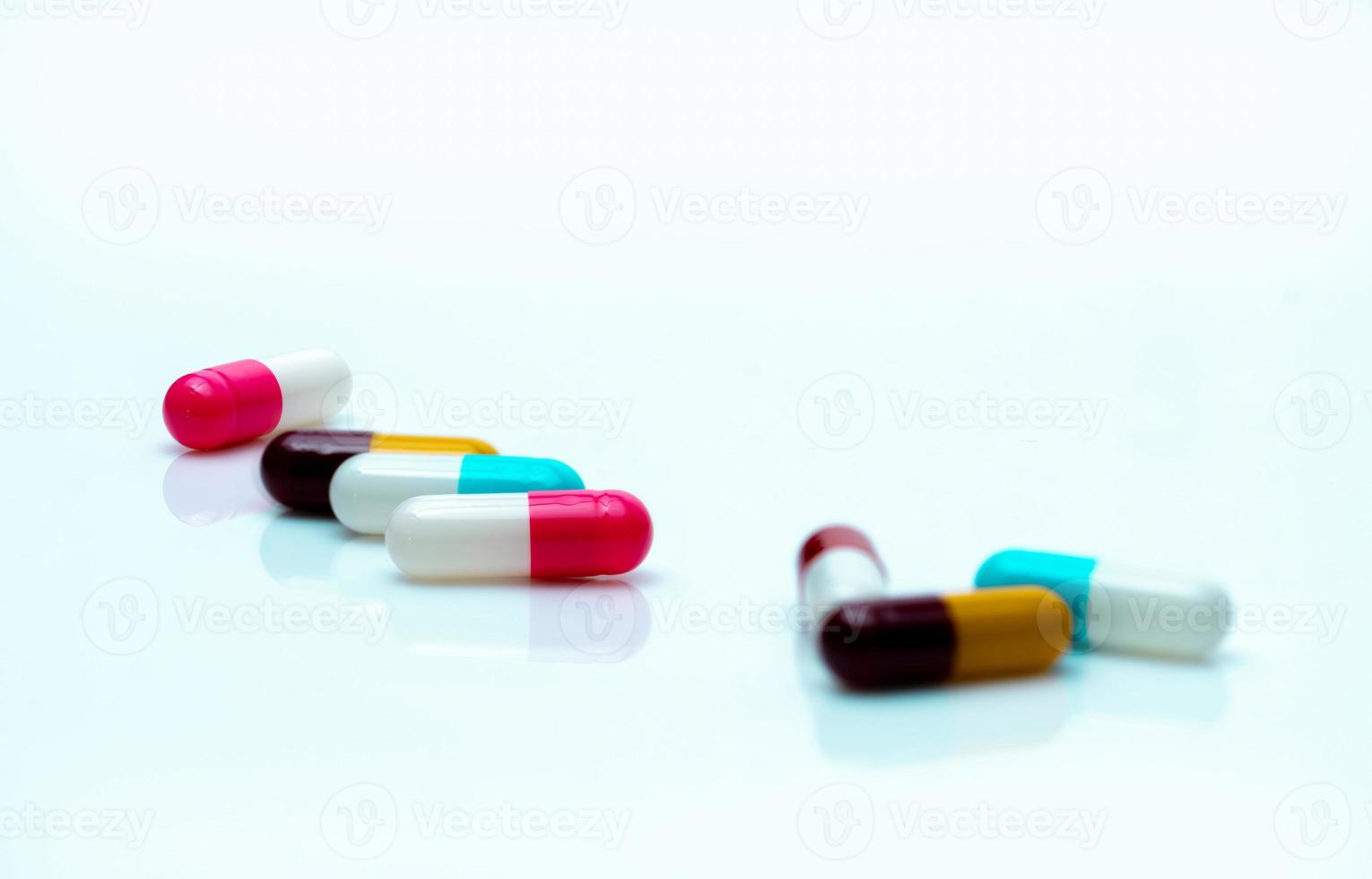 pilules de capsule antibiotique sur fond blanc. médicaments d'ordonnance. pilules de capsule colorées. concept de résistance aux antibiotiques. industrie pharmaceutique. problèmes de superbactéries. médicament et pharmacologie. photo